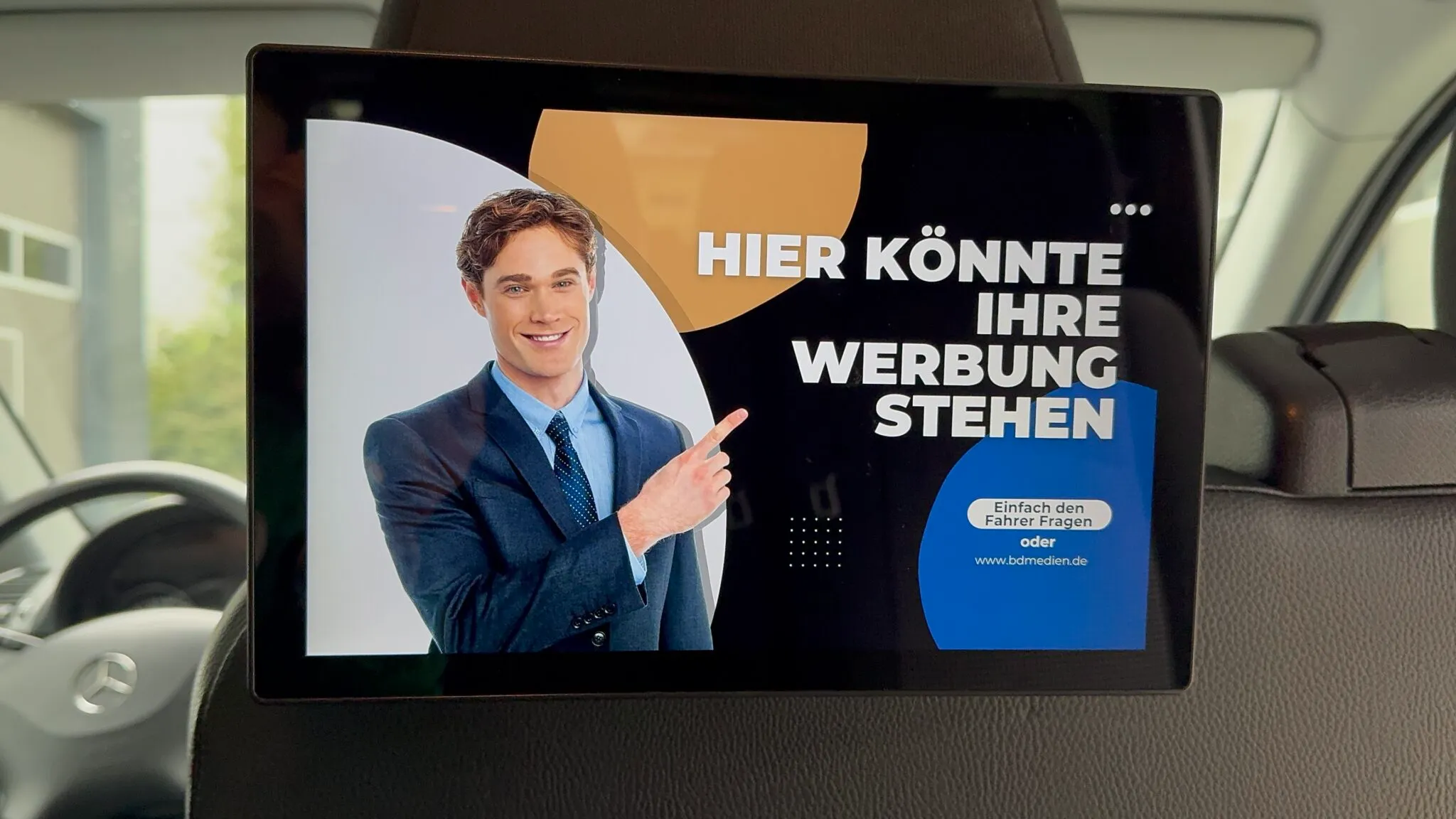 Werbeanzeige im Display eines Stadttaxis Donauwörth